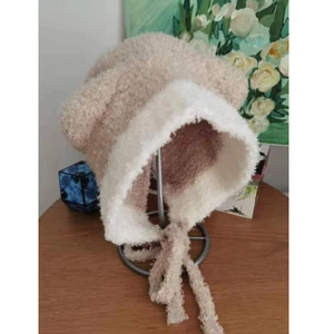 Dettaglio del cappello a orsetto in peluche con texture spessa in ecopelliccia bicolore