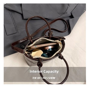 Capacité interne du sac cabas en cuir verni marron foncé avec objets du quotidien