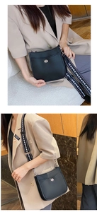 Schwarze Crossbody-Tasche aus strukturiertem Leder mit gemustertem breitem Schultergurt
