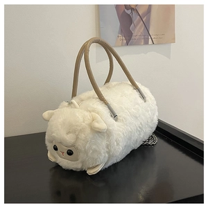 Vista dettagliata della borsa in peluche di agnello bianco con manici in pelle e catena