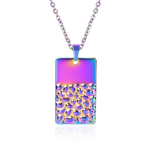 Vue détaillée d'un pendentif rectangulaire dégradé avec placage en or 18 carats