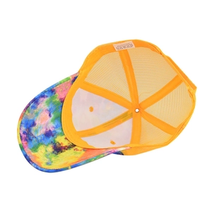 Dettaglio interno cappello tie-dye con rete e etichetta in cotone e poliestere resistente