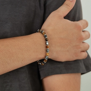 Herrenarmband mit braunem Tigerauge und dunkelgrauen geometrischen Metallperlen