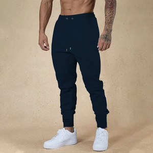 Detalle de pantalones deportivos azul marino para hombre con cordón y puños acanalados