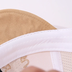 Detail der khakifarbenen Krempe und des atmungsaktiven Mesh-Gewebes dieser Baby-Mütze