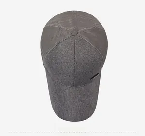 Vue de dessus d'une casquette grise en mesh montrant la texture et l'emblème métallique