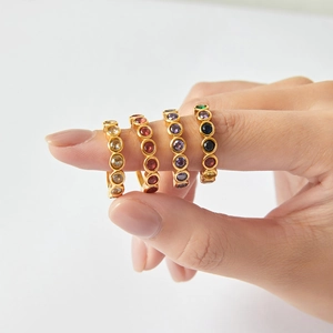 Eleganti anelli in acciaio al titanio placcati oro 18K con zirconi colorati da donna