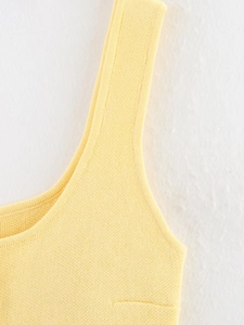 Détail du débardeur en maille jaune avec texture côtelée et finition bretelles