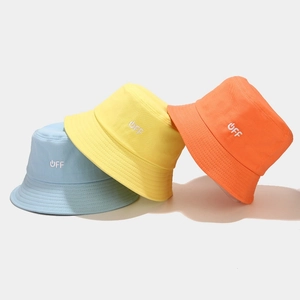 Tre cappelli a secchiello colorati in cotone blu, giallo e arancio con ricamo OFF