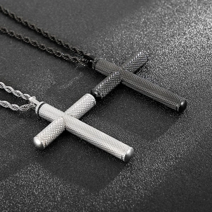 Gros plan détaillé de pendentifs croix texturés en argent et noir avec chaînes torsadées