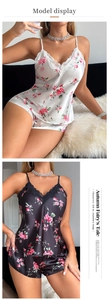 Détail du pyjama deux pièces en soie glacée à fleurs avec bordures en dentelle