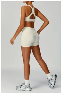 Vue complète de l'ensemble de sport blanc avec brassière de sport et short taille haute