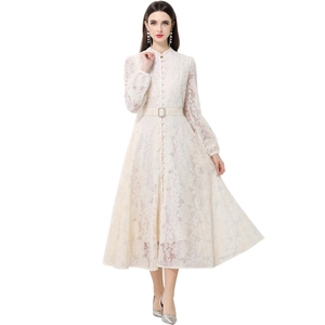 Robe longue vintage en dentelle avec manches lanternes et ceinture sur fond blanc
