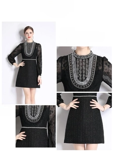 Détails de la robe en tweed avec broderie de perles en U et manches en dentelle
