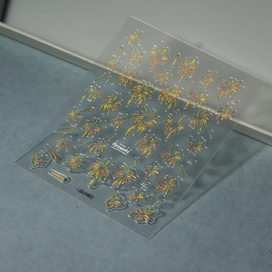 Dettaglio macro di adesivi per unghie 3D con effetto fuoco d'artificio olografico