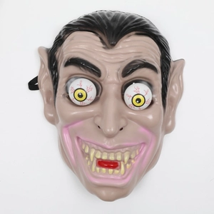 Detailansicht der gruseligen Vampirmaske mit scharfen Fangzähnen und gelben Augen