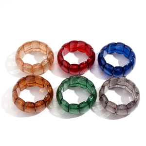 Ethno-Vintage-Armreifen aus Acryl mit Glitzer in sechs Farben auf weißem Hintergrund