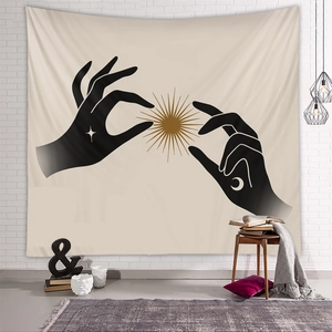 Détail d'une tapisserie bohème avec graphismes soleil et lune sur un mur de briques