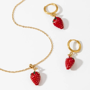 Parure de bijoux en acier doré avec collier et boucles d'oreilles fraises en 3D