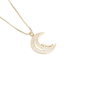 Dettaglio della collana dorata a mezzaluna Mama con zirconi cubici brillanti