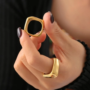 Bague géométrique carrée minimaliste en acier inoxydable plaqué or 18 carats au doigt