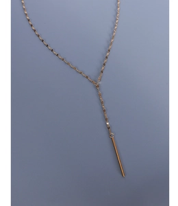 Détail du collier en Y plaqué or 18 carats avec chaîne plate et pendentif cylindrique