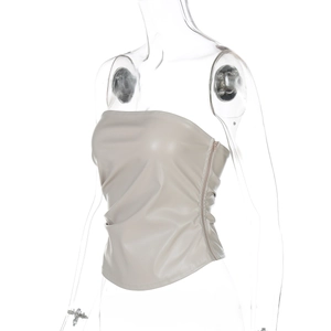 Détail de la fermeture éclair invisible sur le haut bustier en similicuir crème