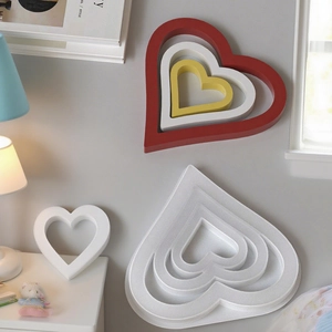 Décorations murales cœurs imbriqués rouge, blanc et jaune pour une esthétique DIY
