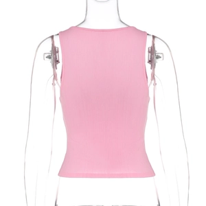 Dettaglio della trama a costine rosa sul retro a vogatore di questo top senza maniche