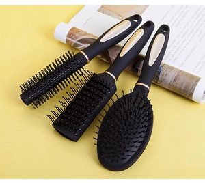 Vista dettagliata del set di 3 spazzole per capelli professionali nero opaco con dettagli oro