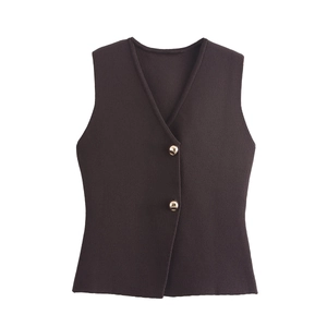 Gilet en maille marron café ajusté pour femme avec boutons dorés élégants et col en V