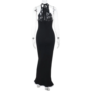 Detailansicht des schwarzen Neckholder-Abendkleids mit elegantem weißen Paspelsaum