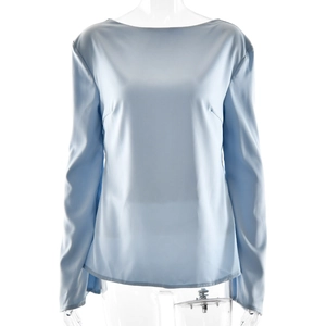 Détail du haut à manches longues en satin bleu clair avec manches évasées sur un mannequin