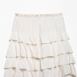 Chices cremefarbenes Stufenkleid mit elastischer Taille und dekorativen Rüschen-Details