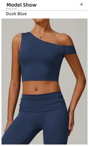 Détail de l'ensemble de yoga bleu crépuscule avec haut asymétrique et legging taille haute