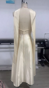 Details des eleganten rückenfreien Satin-Maxikleids mit Neckholder-Bindung und Bändern