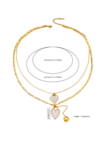 Dettaglio della collana a strati con cuore placcato oro con misure di catena e ciondolo