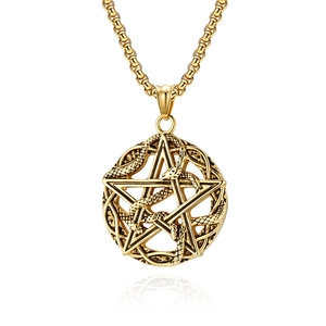 Collier vintage doré avec pendentif pentagramme enlacé par un serpent sur fond blanc pur
