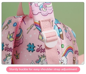 Dettaglio di uno zainetto rosa per bambini con stampa di unicorno e fibbia regolabile