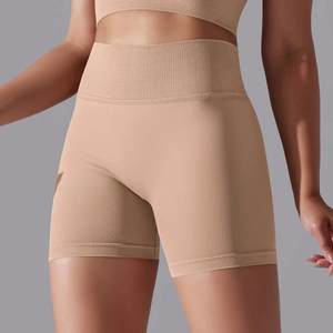 Détail du short de yoga beige sans couture avec texture en maille côtelée taille haute