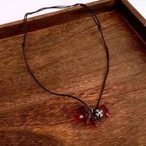Collier rétro avec pendentif chien en verre rouge foncé et cordon noir réglable