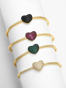 Dettaglio di bracciali a cuore con zirconi colorati e placcatura in oro 18 carati
