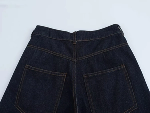 Détails du pantalon en jean indigo foncé avec poches arrière et surpiqûres contrastées