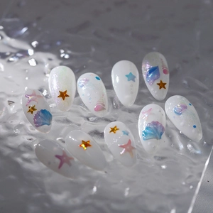Faux ongles 3D thème océan avec coquillages, étoiles de mer et paillettes holographiques