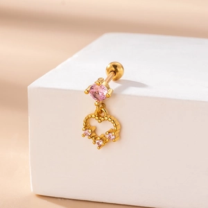Détail de boucle d'oreille cartilage dorée avec gemmes roses et pendentif cœur évidé