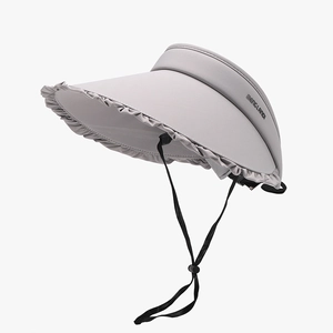 Visière gris clair à large bord avec volants et cordon réglable pour la protection UV