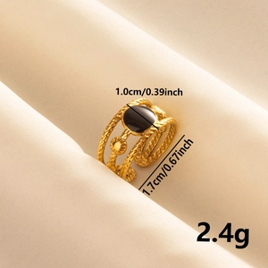 Detail of golden multilayer ring with black round stone and dimensions annotations