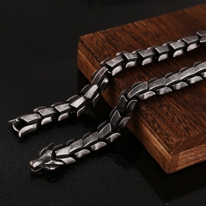 Collier nordique Viking en acier titane pour hommes avec design écailles de dragon