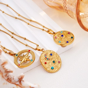 Collier élégant en acier titane doré avec pendentifs étoile, œil de lune et croix