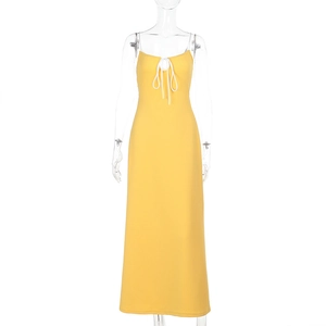 Détail de la robe maxi en maille jaune montrant le cordon de serrage et la texture côtelée